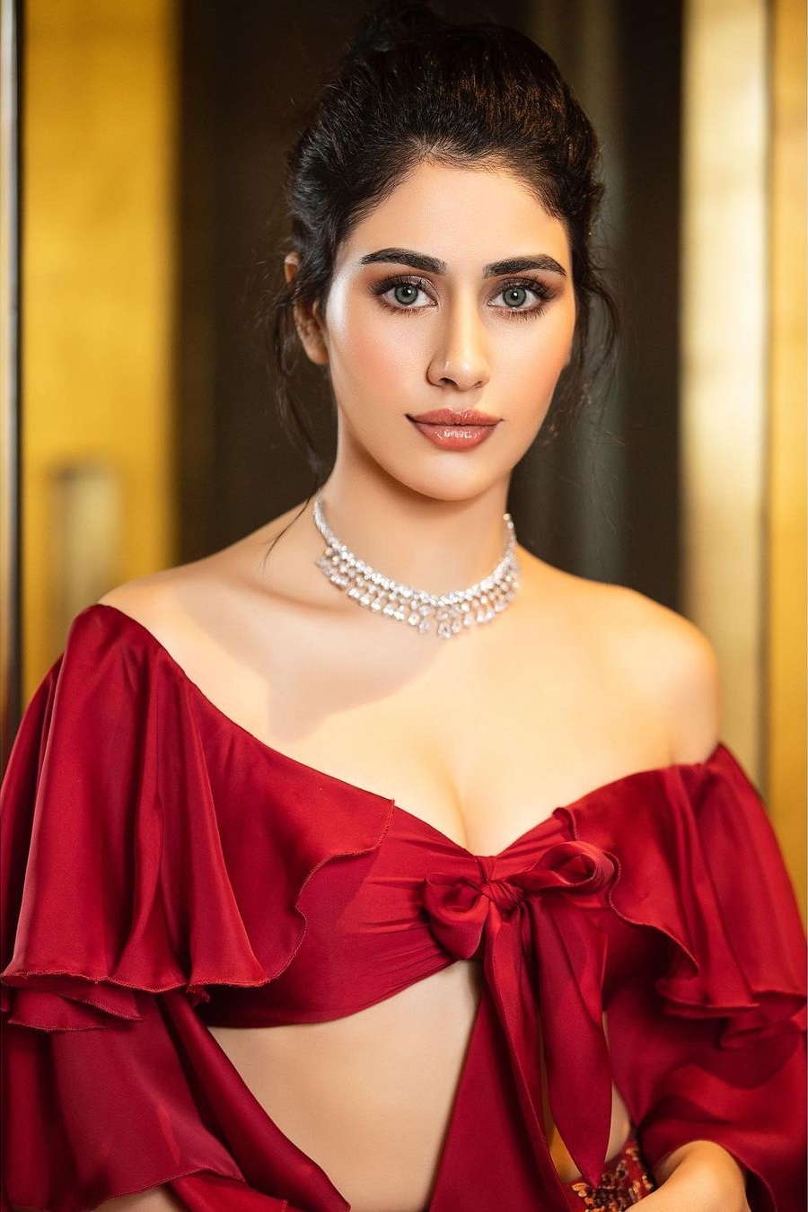 Mengenal Artis Tercantik Afghanistan Warina Hussain yang Pilih Berkarier di Bollywood